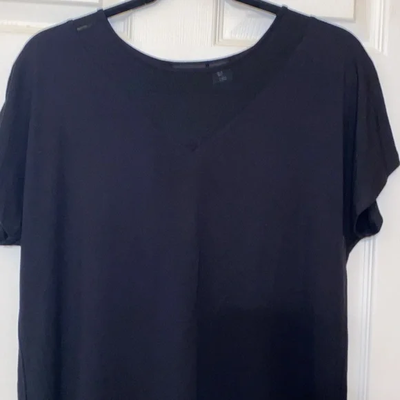 Tahari Women’s  Stretchy Short Sleeve Top  in Black with Mesh Neckline Size Med - Picture 4 of 6